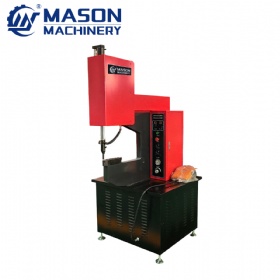 Hydraulic riveting machine